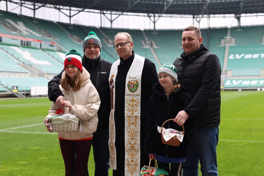 Święcenie pokarmów na Tarczyński Arena.