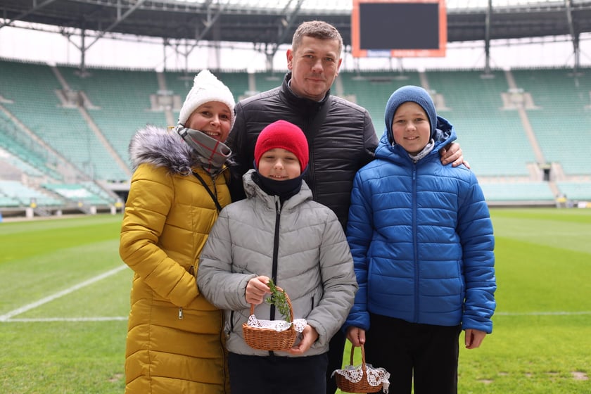 Święcenie pokarmów na Tarczyński Arena.