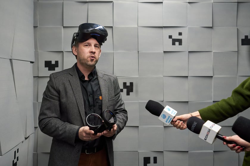 Sala terapii wirtualnej rzeczywistości w Dolnośląskim Centrum Zdrowia Psychicznego we Wrocławiu / na zdjęciu: Sebastian Wilk, specjalista od wdrożeń wirtualnej rzeczywistości