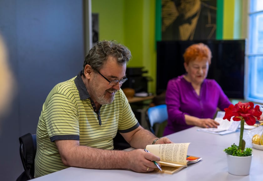 Lekcja esperanto w grupie Bogdana Dembca. Ryszard Mikutra i Ewa Kaczor