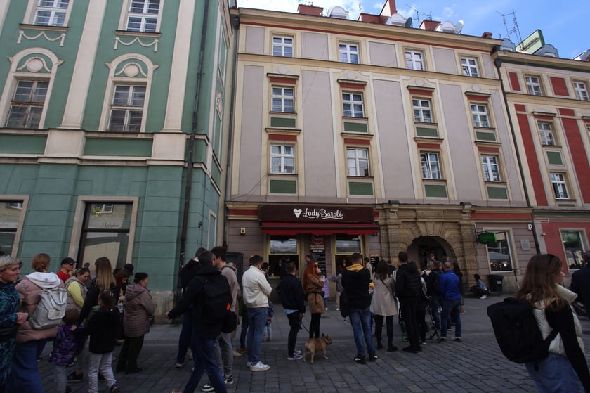 Kolejka pod lodziarnią Baroli przy ul. Kuźniczej&nbsp;