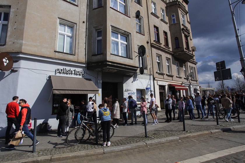 Kolejki po lody pod lodziarnią Polish Lody na pl. Bema