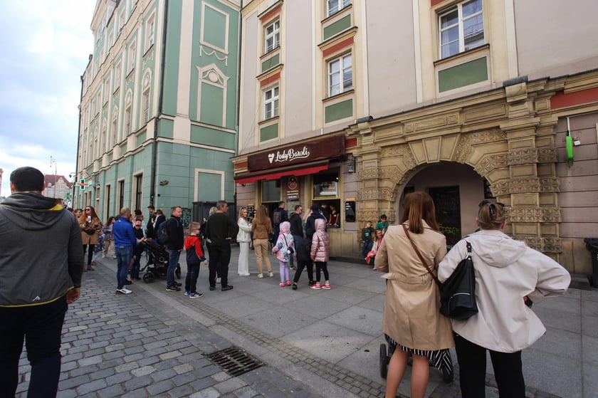 Kolejka pod lodziarnią Baroli przy ul. Kuźniczej&nbsp;