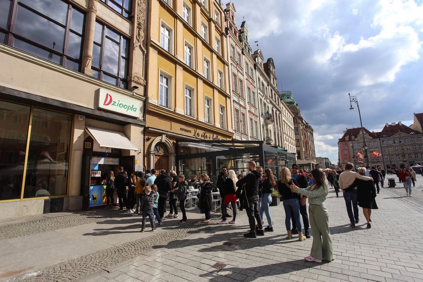 Kolejka pod lodziarnią Dzoopla niedaleko Ratusza