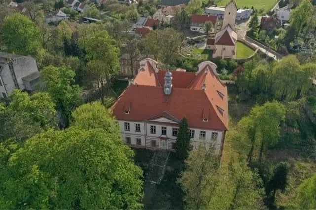 Powierzchnia pałacu wynosi 1662,5 m.kw. Budynek ma piwnicę, parter, I piętro i strych. Do pałacu przynależy grunt wielkości 80 ar&oacute;w.Dw&oacute;r w Snowidzy wybudowany został w drugiej połowie XVII wieku.&nbsp;