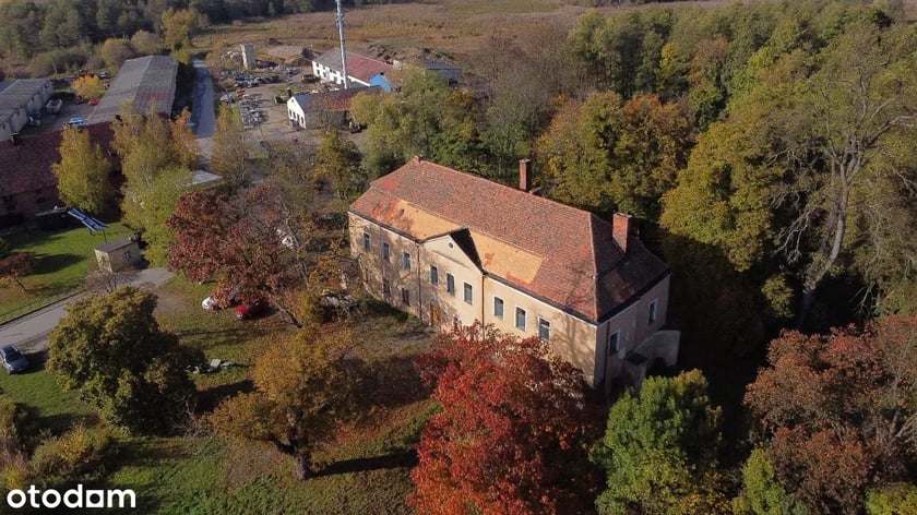 Obiekt jest wpisany do rejestru zabytk&oacute;w.
&nbsp;
Pałac ma powierzchnię 840 m.kw. i położony jest na działce o pow. 10 383 m.kw. niemalże w centrum Miękini. Pałac otoczony jest z dw&oacute;ch stron parkiem i ternami zielonymi. Z dw&oacute;ch pozostałych stron mieszczą się winnice.
