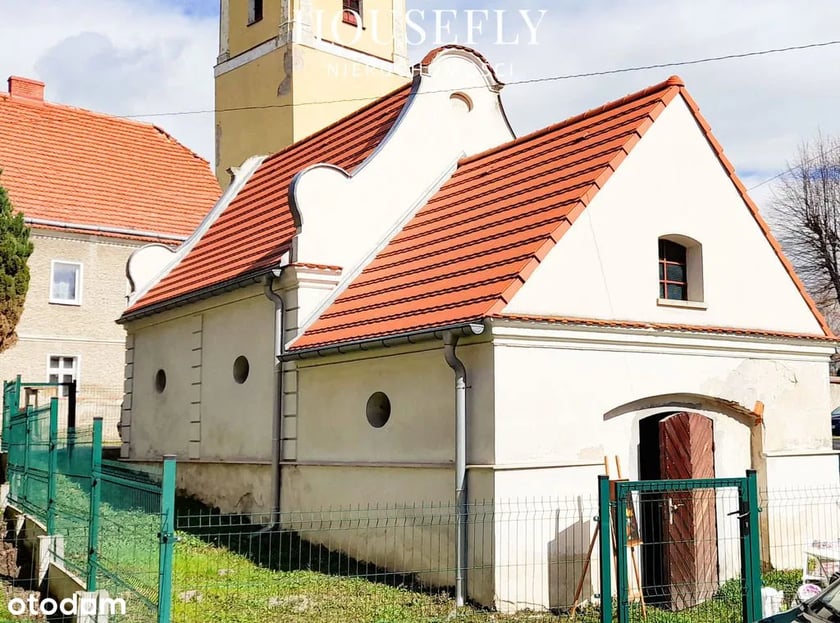 Na sprzedaż zabytek w mikro&nbsp;skali o zgrabnej, symetrycznej kubaturze, położony w samym sercu urokliwej, uzdrowiskowej miejscowości Przerzeczyn-Zdr&oacute;j.Zabytek może być zaadaptowany na obiekt mieszkalny, usługowy, handlowy.Idealny na mieszkanie, pracownię artystyczną, kawiarenkę, bazę wypadową.W ogr&oacute;dku można zagospodarować miejsce do wypoczynku, nasadzić roślinność.Działka ma powierzchnię 146m2.Budynek wybudowany w XVIII wieku.W 2015 r. przeszedł generalny remont.
