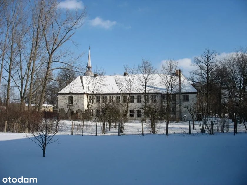 Na sprzedaż nieruchomość inwestycyjna, budynki położone na działce o pow. 7000 m2. - Radomierzyce &ndash; blisko Zgorzelca.&nbsp;
Budynki znajdują się w sąsiedztwie pałacu, zabytkowego młyna, folwarku, stawu, kościoła i mauzoleum Ziegler&oacute;w, 200 m od przejścia granicznego, a także niedaleko dużego jeziora Berzdorf.