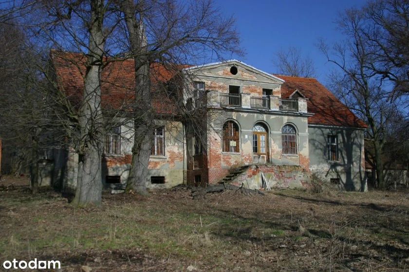 Posiadłość o powierzchni 470 000 m.kw. Do sprzedaży wystawiony jest cały teren objemujący kilka budynk&oacute;w wraz z parkiem. Obiekty wymagają remontu.&nbsp;

&nbsp;
