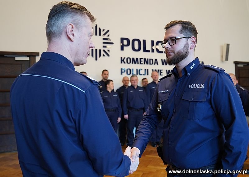 Wyróżniający się funkcjonariusze zostali nagrodzeni przez szefa Dolnośląskiej Policji.