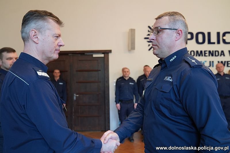 Wyróżniający się funkcjonariusze zostali nagrodzeni przez szefa Dolnośląskiej Policji.