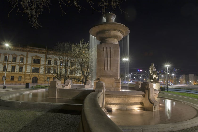 Fontanna Walka i Zwycięstwo
Tę monumentalną fontannę, złożoną z kilku czasz i dw&oacute;ch pomnik&oacute;w, postawiono w 1905 roku. Rzeźba atlety walczącego gołymi rękoma z lwem nazywana jest alegorią walki. Drugi pomnik &ndash; atleta dosiadający pokonanego lwa, to alegoria zwycięstwa. Całe założenie zaprojektowali Bernard Shering i Ernest Seger, a budowę sfinansował komitet budowy pomnika kanclerza Bismarcka (przed wojną fontanna była także nazywana fontanną Bismarcka). W 1980 roku wpisana została do rejestru zabytk&oacute;w. &nbsp;