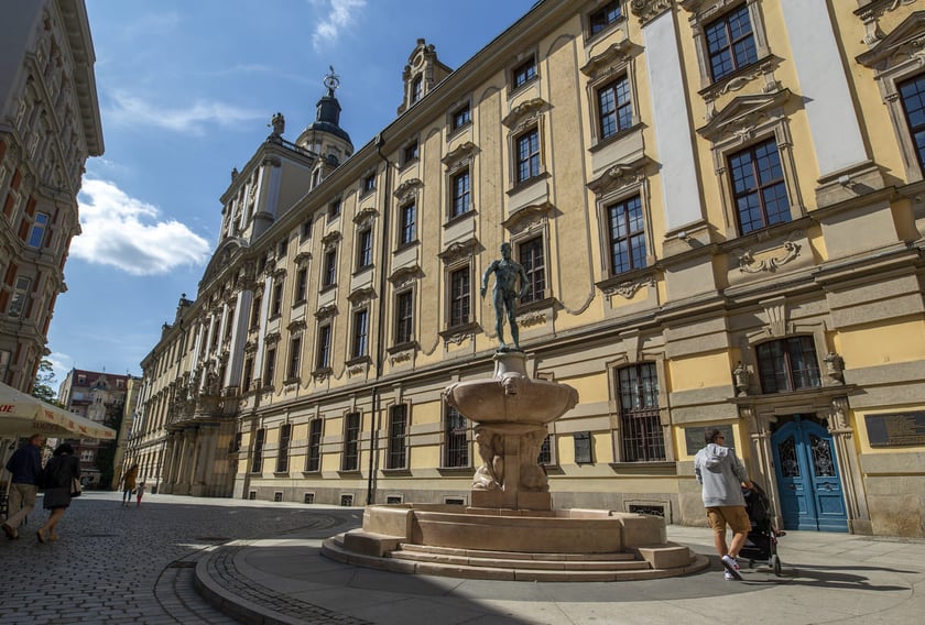 Szermierz
Fontanna z szermierzem ma już prawie 100 lat. Zaprojektował ją Hugo Lederer, profesor berlińskiej Akademii Sztuk Pięknych. Stanęła we Wrocławiu w listopadzie 1904 r. Misę fontanny zbudowano z r&oacute;żowego marmuru, a naturalnych rozmiar&oacute;w postać szermierza &ndash; z brązu. Bliźniaczy szermierz Lederera stoi na zamku Czocha w Leśnej. Fontanna przechodzi aktualnie remont, ale jest szansa, że jeszcze w tym sezonie zobaczymy w niej wodę.