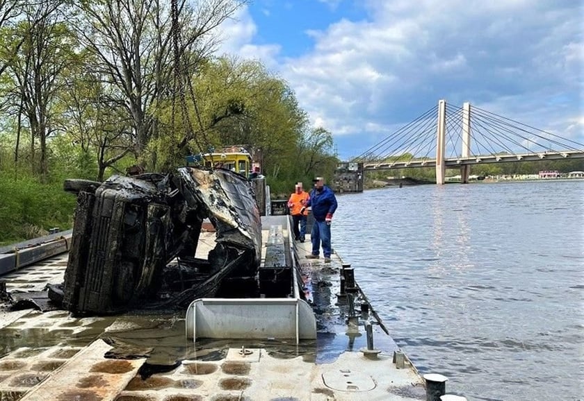 Wydobycie wraku samochodu przez policyjnych płetwonurków