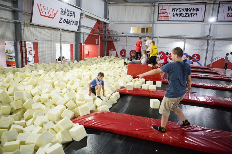 Bilet wstępu tylko z aktywnym statusem MAX&nbsp;
&nbsp;
bilet wstępu do Parku Trampolin dla osoby dorosłej wraz z osobą towarzyszącą