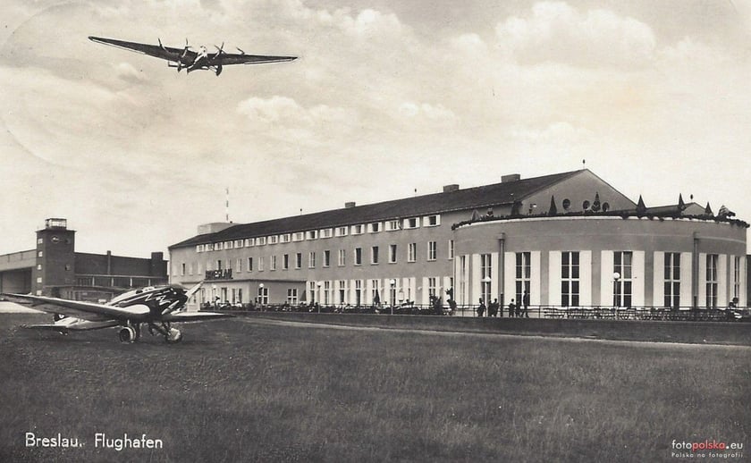 Lata 1936-1942, budynek portu lotniczego na Gądowie Małym.