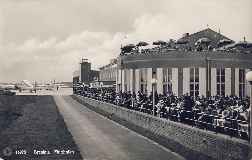 Lata 1938-1940, widok na budynki dawnego portu lotniczego na Gądowie Małym. W tle dawny hangar, obecnie przebudowany istnieje jako Jarmark Gądowski.