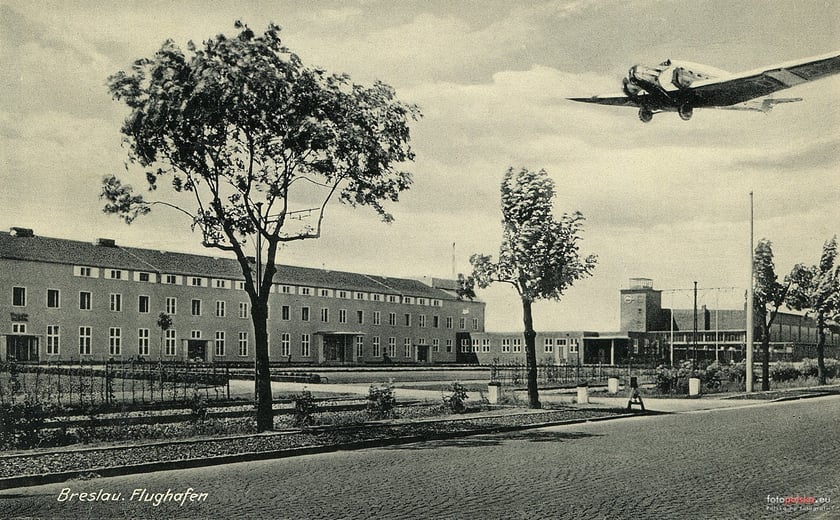 Rok 1937, dworzec lotniczy od strony ul. Lotniczej.