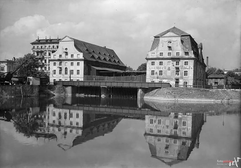 Młyny Świętej Klary, wyspy Słodowa i Bielarska. Najstarszy zabytek przemysłowy Wrocławia, o udokumentowanej historii sięgającej czas&oacute;w piastowskich. Przetrwały wojnę, w 1962 roku zostały wpisane do rejestru zabytk&oacute;w. W 1975 roku wysadzone w powietrze przez saper&oacute;w.&nbsp;