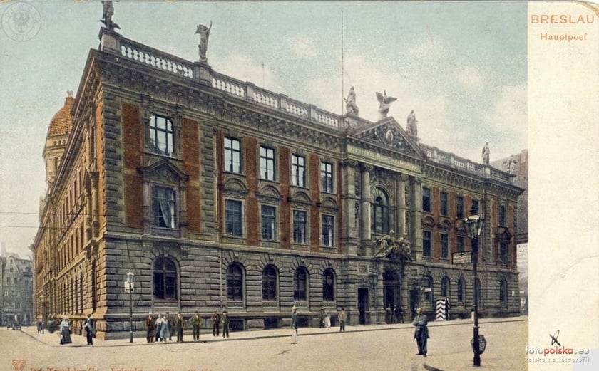 Neobarokowy gmach Poczty Gł&oacute;wnej u zbiegu ulicy Wita Stwosza i placu Dominikańskiego, wybudowany w 1888 roku. Rozebrany na cegły w 1953 lub 1954 roku. W jego miejscu jest dziś biurowiec Justin Center.