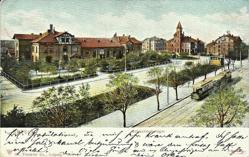 Rzeźnia Miejska przy ulicy Legnickiej z 1896 roku. Jej odbudowę po zniszczeniach wojennych zakończono dopiero w latach 90. Kilka lat p&oacute;źniej zakład postawiono w stan likwidacji. Rozebrana w 2000 roku. W jej miejscu jest dziś centrum handlowe Magnolia.&nbsp;