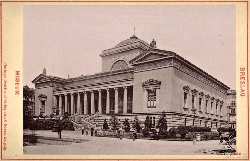 Śląskie Muzeum Sztuk Pięknych przy placu Muzealnym. Wyjątkowej urody klasycystyczny gmach z 1880 roku. Zburzony w 1964 roku, pozostała po nim nazwa placu. W jego miejscu jest dziś szkoła podstawowa.