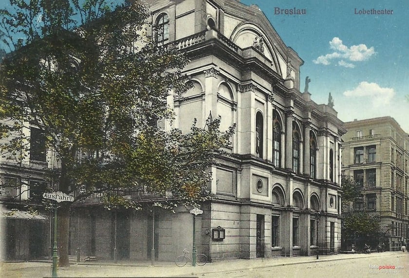 Teatr Lobego przy ul. Dobrzyńskiej. Okazały, neorenesansowy gmach z 1869 roku, zbudowany wg projektu Friedricha Barchewitza. Działał do 1935 roku, zr&oacute;wnany z ziemią w 1945. Dziś w miejscu teatru jest otwarta przestrzeń - fragment placu Społecznego.