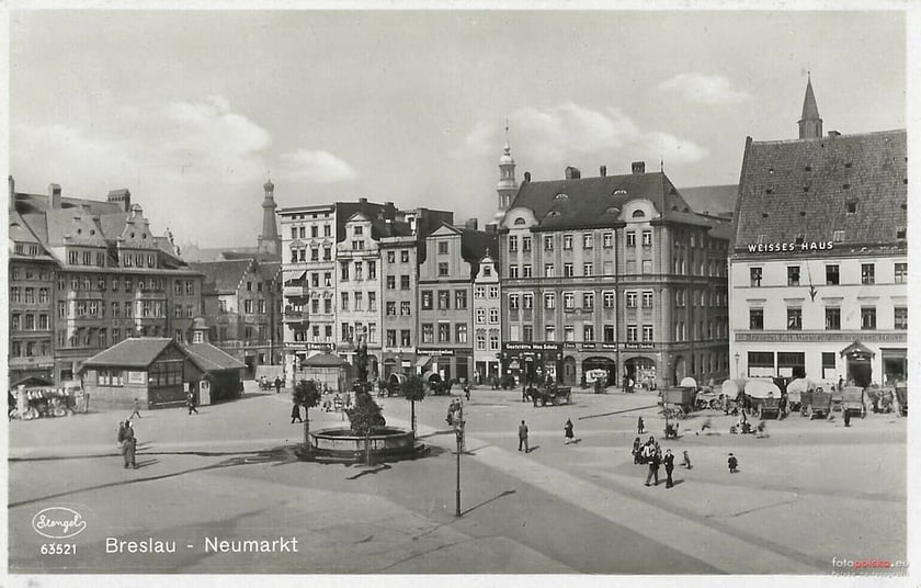 Kamienice na placu Nowy Targ oraz fontanna Neptuna. W większości zniszczone podczas bombardowania w niedzielę wielkanocną 1 kwietnia 1945. W drugiej połowie lat 40. rozebrane na cegły.&nbsp;