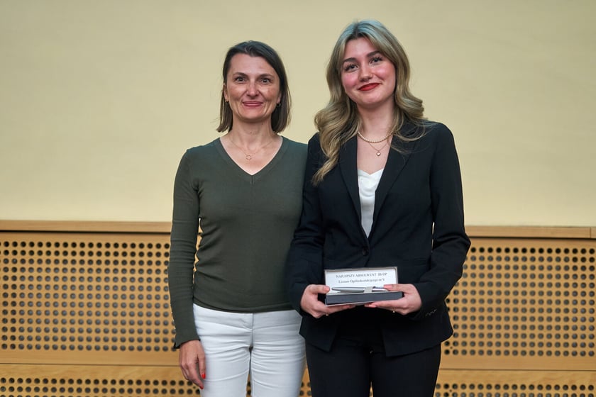 Przyznanie nagrody dla najlepszego absolwenta przez The International Baccalaureate Diploma Programme