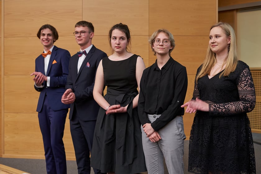Rozdanie nagr&oacute;d&nbsp;&bdquo;Logo Szkoły&rdquo; i&nbsp;&bdquo;Srebrna Sowa&rdquo; dla laureat&oacute;w i finalist&oacute;w olimpiad na r&oacute;żnych etapach