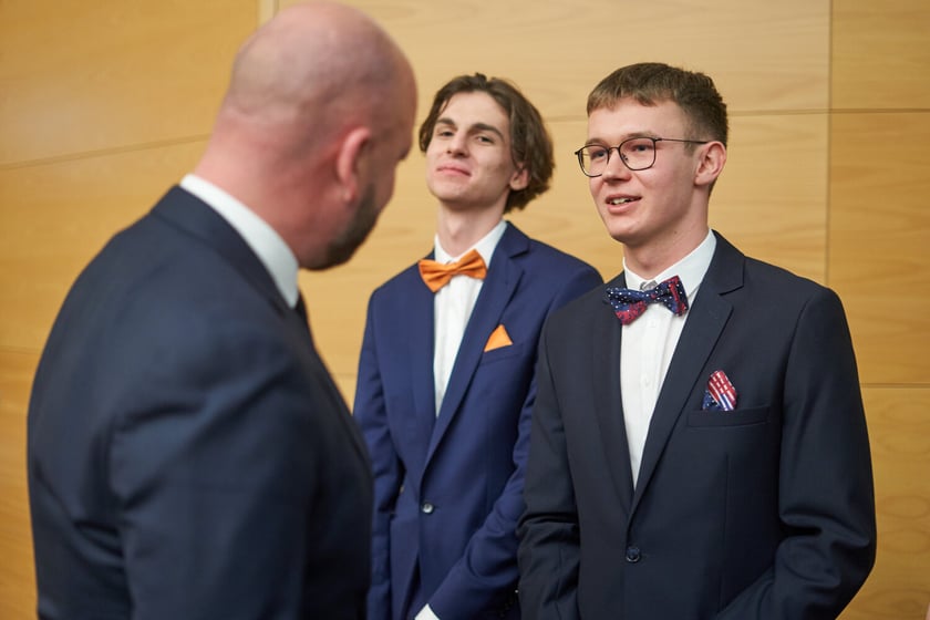 Rozdanie nagr&oacute;d&nbsp;&bdquo;Logo Szkoły&rdquo; i&nbsp;&bdquo;Srebrna Sowa&rdquo; dla laureat&oacute;w i finalist&oacute;w olimpiad na r&oacute;żnych etapach