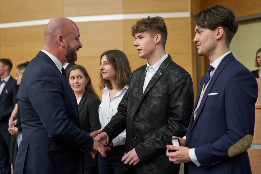Rozdanie nagr&oacute;d&nbsp;&bdquo;Logo Szkoły&rdquo; i&nbsp;&bdquo;Srebrna Sowa&rdquo; dla laureat&oacute;w i finalist&oacute;w olimpiad na r&oacute;żnych etapach