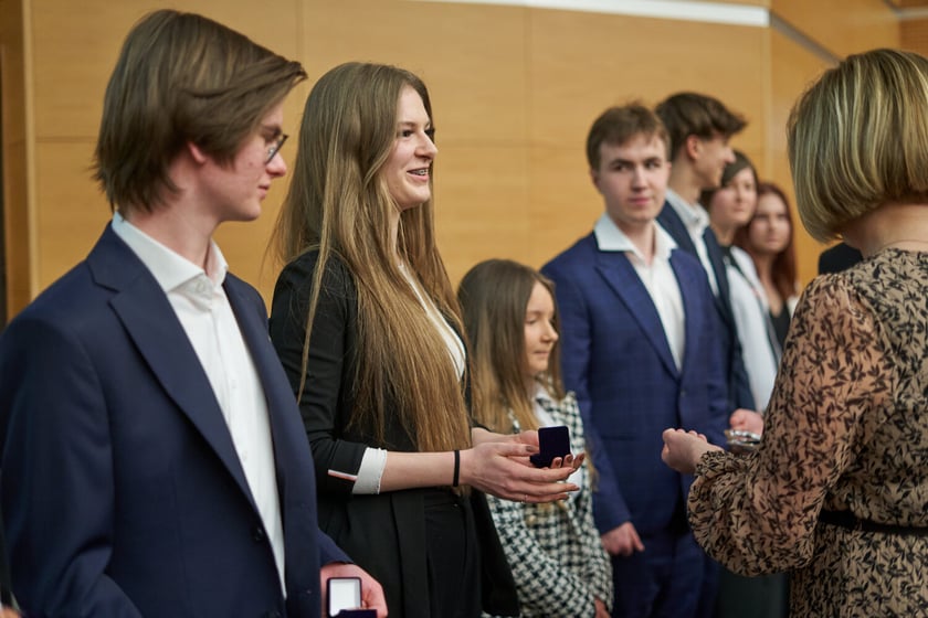 Rozdanie nagr&oacute;d&nbsp;&bdquo;Logo Szkoły&rdquo; i&nbsp;&bdquo;Srebrna Sowa&rdquo; dla laureat&oacute;w i finalist&oacute;w olimpiad na r&oacute;żnych etapach
