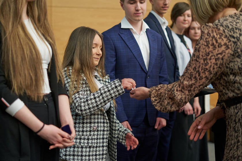 Rozdanie nagr&oacute;d&nbsp;&bdquo;Logo Szkoły&rdquo; i&nbsp;&bdquo;Srebrna Sowa&rdquo; dla laureat&oacute;w i finalist&oacute;w olimpiad na r&oacute;żnych etapach