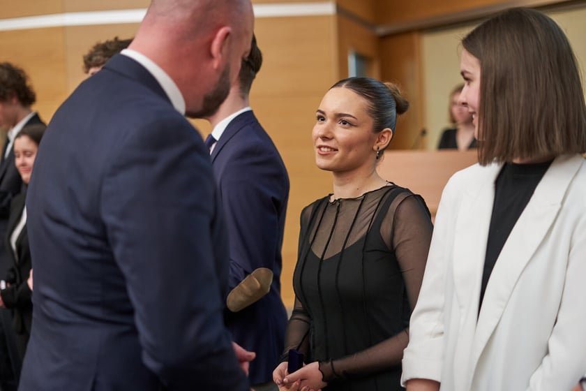 Rozdanie nagr&oacute;d&nbsp;&bdquo;Logo Szkoły&rdquo; i&nbsp;&bdquo;Srebrna Sowa&rdquo; dla laureat&oacute;w i finalist&oacute;w olimpiad na r&oacute;żnych etapach