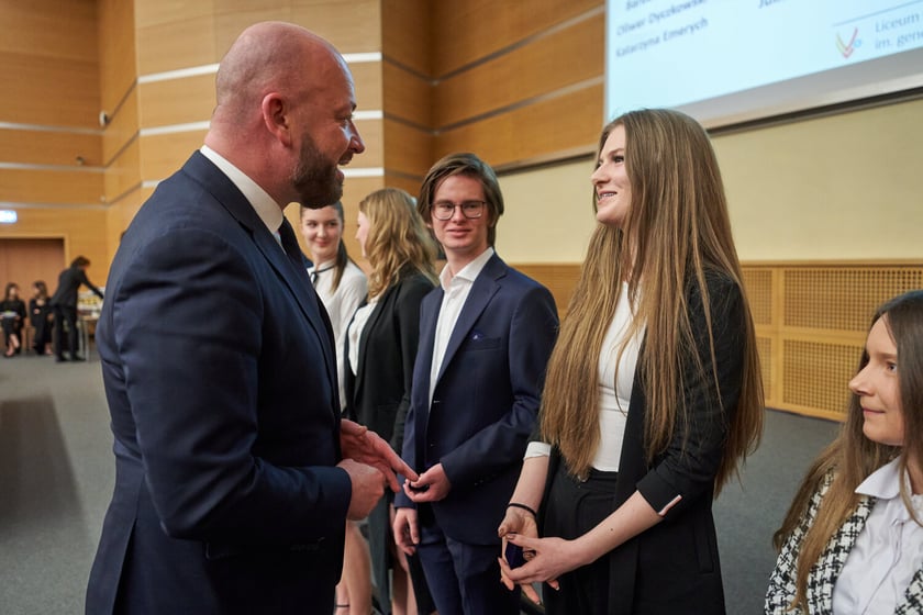 Rozdanie nagr&oacute;d&nbsp;&bdquo;Logo Szkoły&rdquo; i&nbsp;&bdquo;Srebrna Sowa&rdquo; dla laureat&oacute;w i finalist&oacute;w olimpiad na r&oacute;żnych etapach