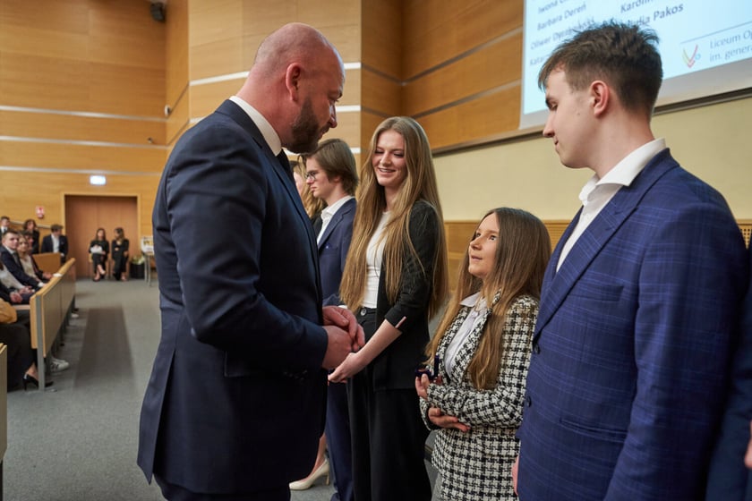 Rozdanie nagr&oacute;d&nbsp;&bdquo;Logo Szkoły&rdquo; i&nbsp;&bdquo;Srebrna Sowa&rdquo; dla laureat&oacute;w i finalist&oacute;w olimpiad na r&oacute;żnych etapach