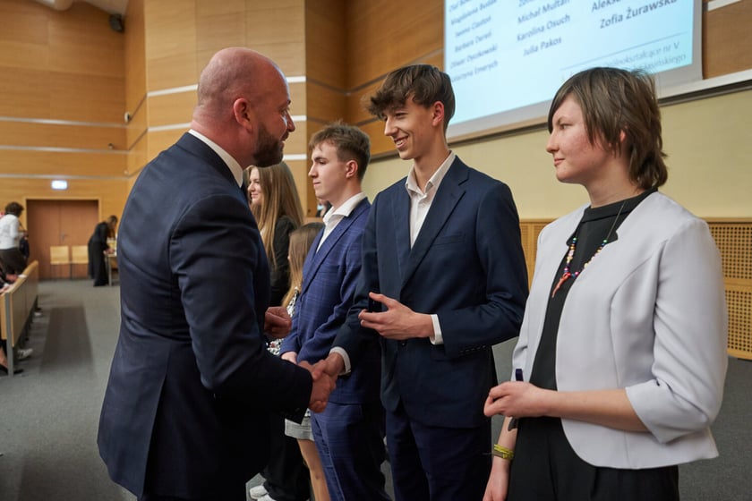 Rozdanie nagr&oacute;d&nbsp;&bdquo;Logo Szkoły&rdquo; i&nbsp;&bdquo;Srebrna Sowa&rdquo; dla laureat&oacute;w i finalist&oacute;w olimpiad na r&oacute;żnych etapach