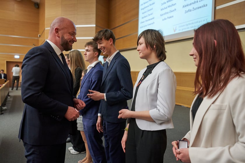 Rozdanie nagr&oacute;d&nbsp;&bdquo;Logo Szkoły&rdquo; i&nbsp;&bdquo;Srebrna Sowa&rdquo; dla laureat&oacute;w i finalist&oacute;w olimpiad na r&oacute;żnych etapach