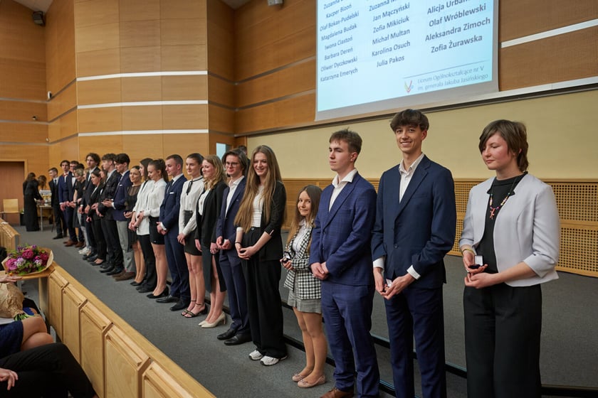 Rozdanie nagr&oacute;d&nbsp;&bdquo;Logo Szkoły&rdquo; i&nbsp;&bdquo;Srebrna Sowa&rdquo; dla laureat&oacute;w i finalist&oacute;w olimpiad na r&oacute;żnych etapach