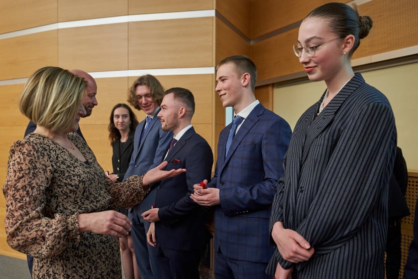 Rozdanie nagr&oacute;d&nbsp;&bdquo;Logo Szkoły&rdquo; i&nbsp;&bdquo;Srebrna Sowa&rdquo; dla laureat&oacute;w i finalist&oacute;w olimpiad na r&oacute;żnych etapach