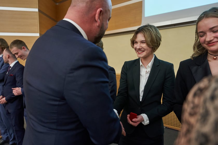 Rozdanie nagr&oacute;d&nbsp;&bdquo;Logo Szkoły&rdquo; i&nbsp;&bdquo;Srebrna Sowa&rdquo; dla laureat&oacute;w i finalist&oacute;w olimpiad na r&oacute;żnych etapach