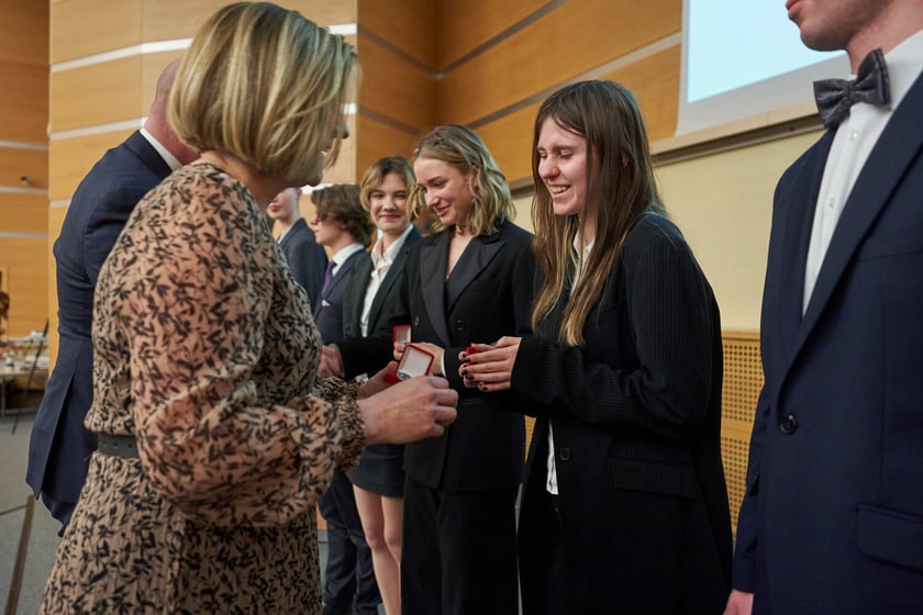 Rozdanie nagr&oacute;d&nbsp;&bdquo;Logo Szkoły&rdquo; i&nbsp;&bdquo;Srebrna Sowa&rdquo; dla laureat&oacute;w i finalist&oacute;w olimpiad na r&oacute;żnych etapach