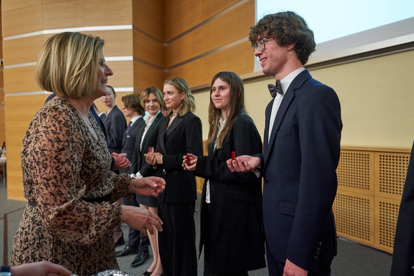 Rozdanie nagr&oacute;d&nbsp;&bdquo;Logo Szkoły&rdquo; i&nbsp;&bdquo;Srebrna Sowa&rdquo; dla laureat&oacute;w i finalist&oacute;w olimpiad na r&oacute;żnych etapach