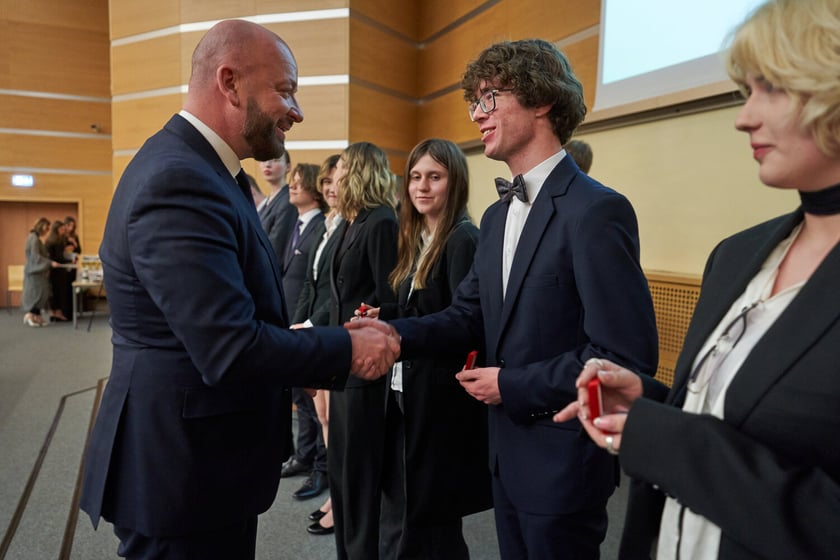 Rozdanie nagr&oacute;d&nbsp;&bdquo;Logo Szkoły&rdquo; i&nbsp;&bdquo;Srebrna Sowa&rdquo; dla laureat&oacute;w i finalist&oacute;w olimpiad na r&oacute;żnych etapach
