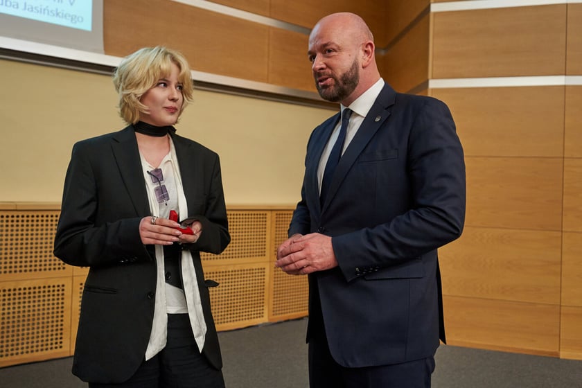Rozdanie nagr&oacute;d&nbsp;&bdquo;Logo Szkoły&rdquo; i&nbsp;&bdquo;Srebrna Sowa&rdquo; dla laureat&oacute;w i finalist&oacute;w olimpiad na r&oacute;żnych etapach