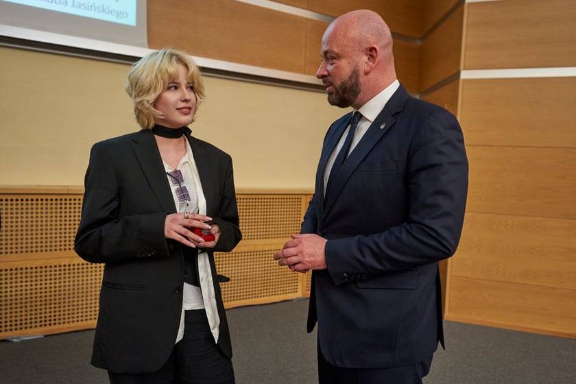 Rozdanie nagr&oacute;d&nbsp;&bdquo;Logo Szkoły&rdquo; i&nbsp;&bdquo;Srebrna Sowa&rdquo; dla laureat&oacute;w i finalist&oacute;w olimpiad na r&oacute;żnych etapach