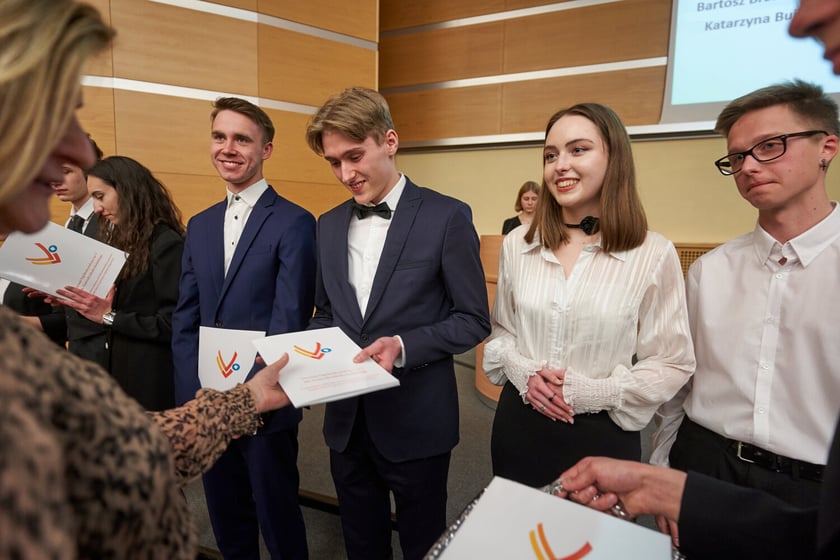 Rozdanie świadectw z wyr&oacute;żnieniem
