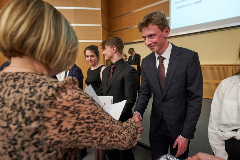 Rozdanie świadectw z wyr&oacute;żnieniem