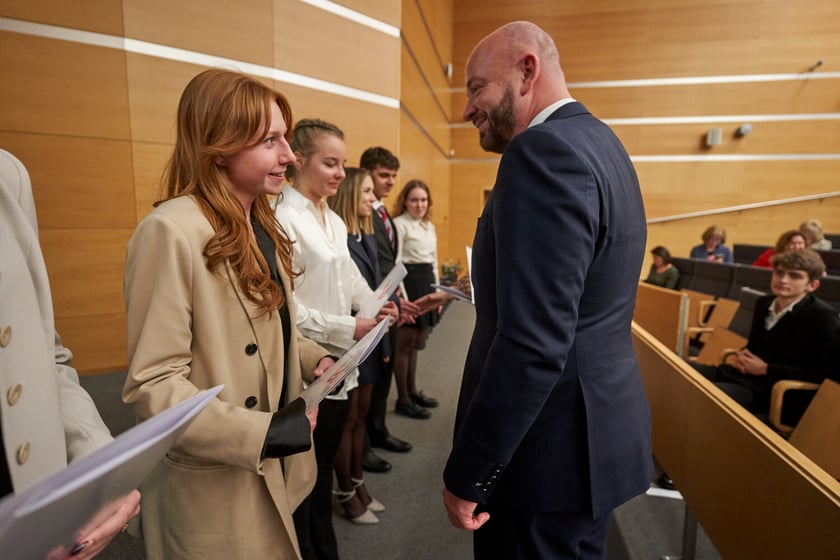 Rozdanie świadectw z wyr&oacute;żnieniem